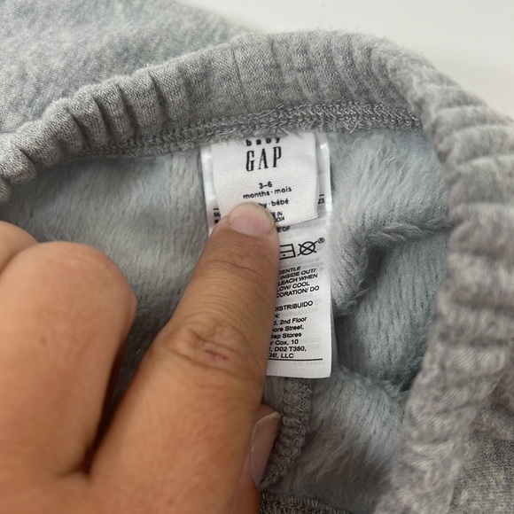 Baby gap size 3 to 6 month to pieces, sweat, jacket, and sweatpants - Picture 4 of 6